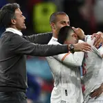 Thiago trata de consolar a Pedri y Luis Enrique, a los dos después de la derrota contra Italia