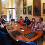 El presidente del PPCV, Carlos Mazón se reunió ayer con representantes de Lo Rat Penat y de la Real Academia de Cultura Valenciana