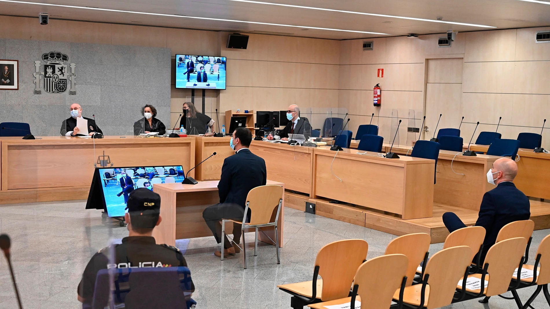 Los dos mossos que acompañaban a Puigdemont al ser detenidos, en un momento del juicio que se celebra en la Audiencia Nacional