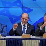 El primer ministro israelí, Naftali Bennett, flanqueado por su ministro de Finanzas y el de Justicia