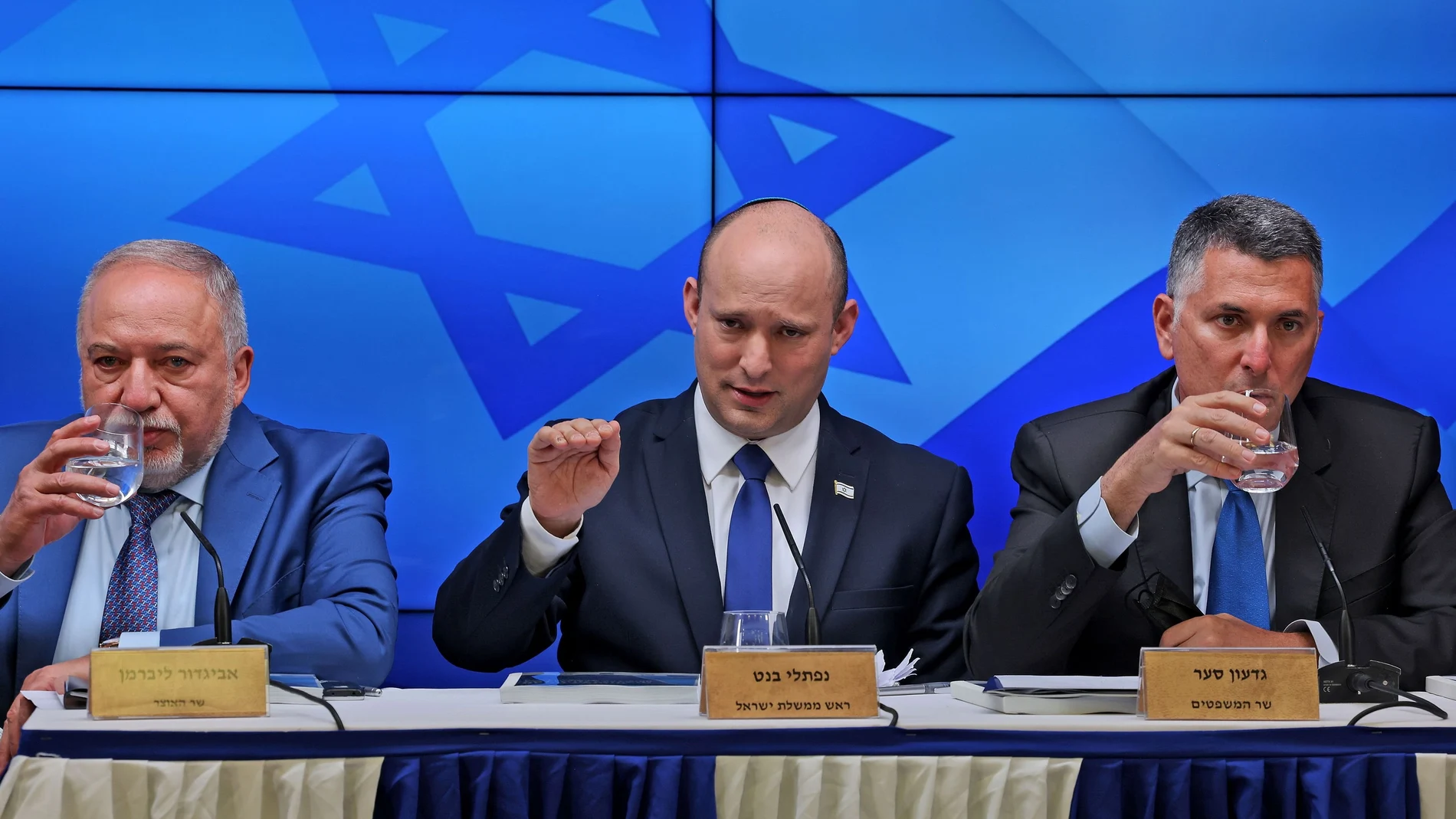 El primer ministro israelí, Naftali Bennett, flanqueado por su ministro de Finanzas y el de Justicia