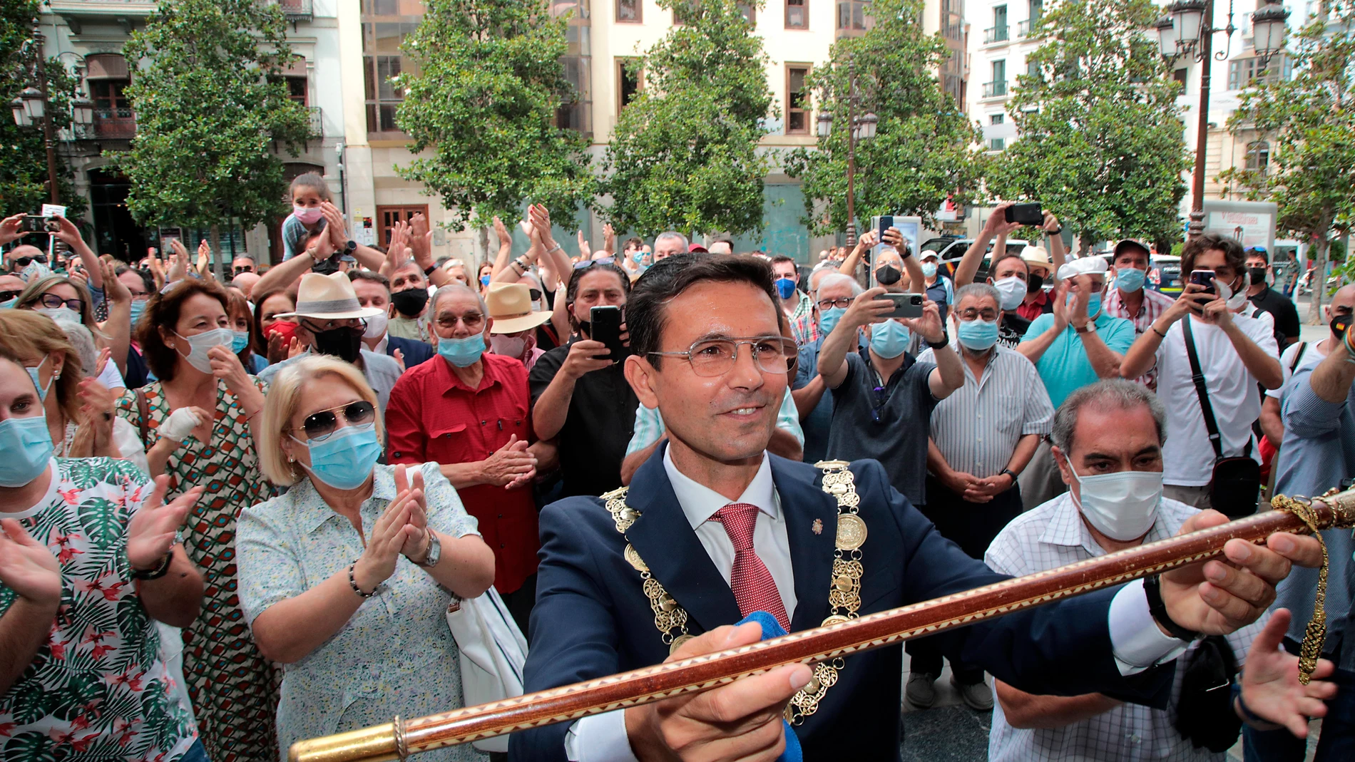Francisco Cuenca muestra la vara de mando de la ciudad a las puertas del Ayuntamiento, minutos después de ser elegido alcalde