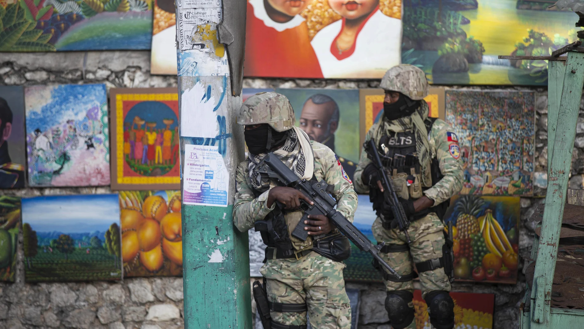Dos soldados patrullan en Petion Ville, el barrio donde vivía el fallecido presidente haitiano Jovenel Moise en Puerto Príncipe
