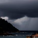 Vista de una tormenta acercándose a la bahía de San Sebastián
