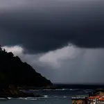 Vista de una tormenta acercándose a la bahía de San Sebastián