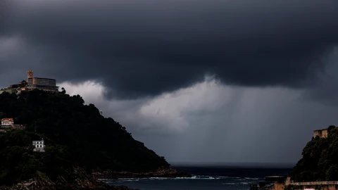 Vista de una tormenta acercándose a la bahía de San Sebastián