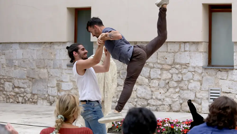 Representación de 'Dantzaz', de la compañía Basoa y Une, en el Festival Internacional de Teatro y Artes de Calle de Valladolid, TAC 2021