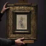 Un empleado de Tajan sostiene el dibujo de Da Vinci que muestra el martirio de San Sebastián