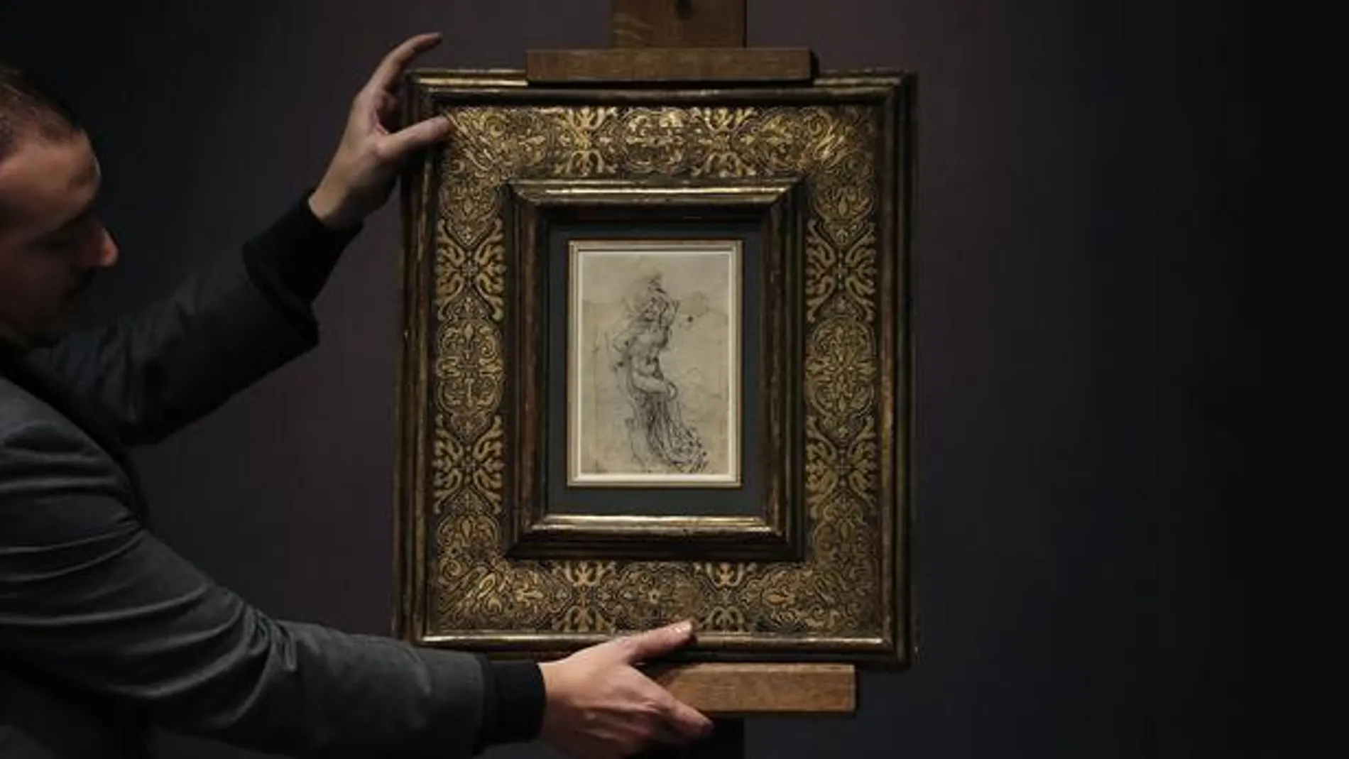 Un empleado de Tajan sostiene el dibujo de Da Vinci que muestra el martirio de San Sebastián
