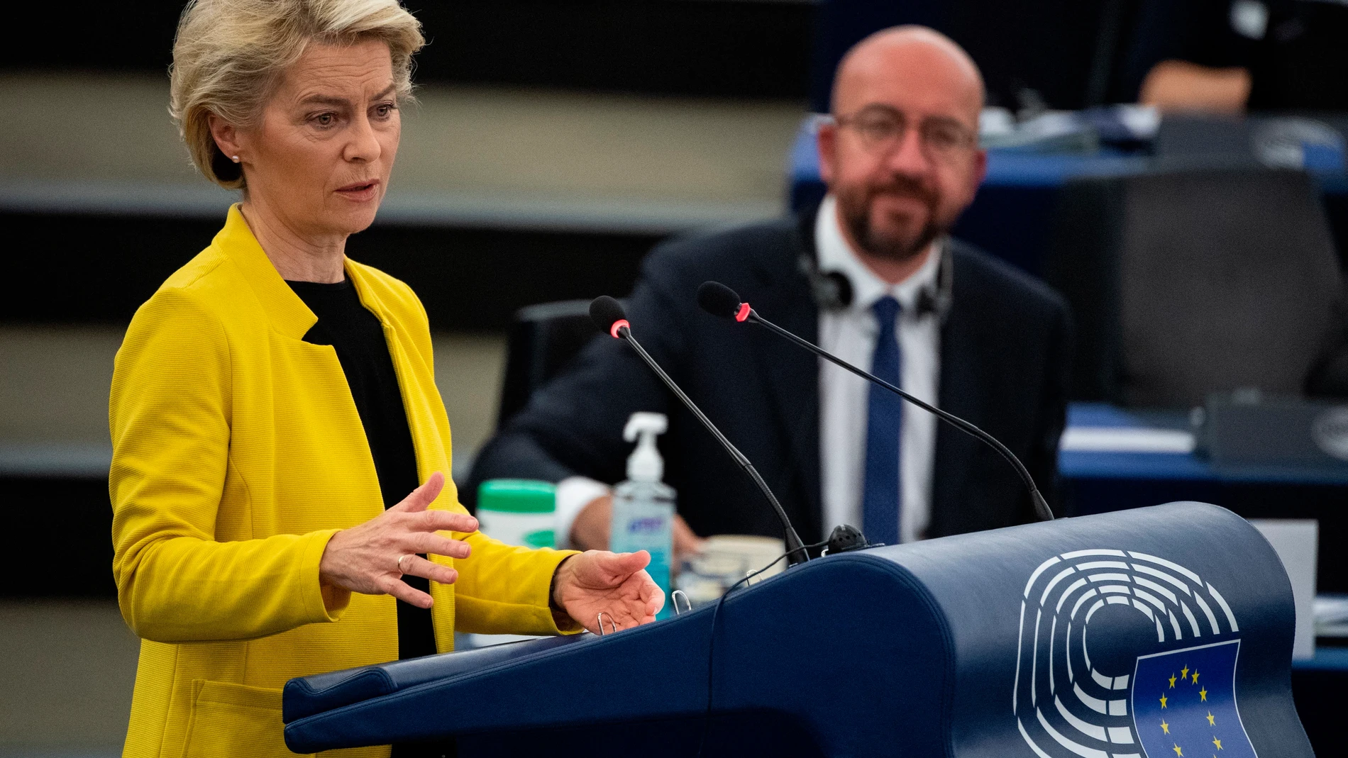La presidenta de la CE, Ursula von der Leyen, y el presidente del Consejo Europeo, Charles Michel