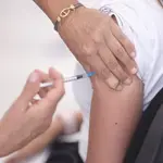 Una mujer recibe una vacuna