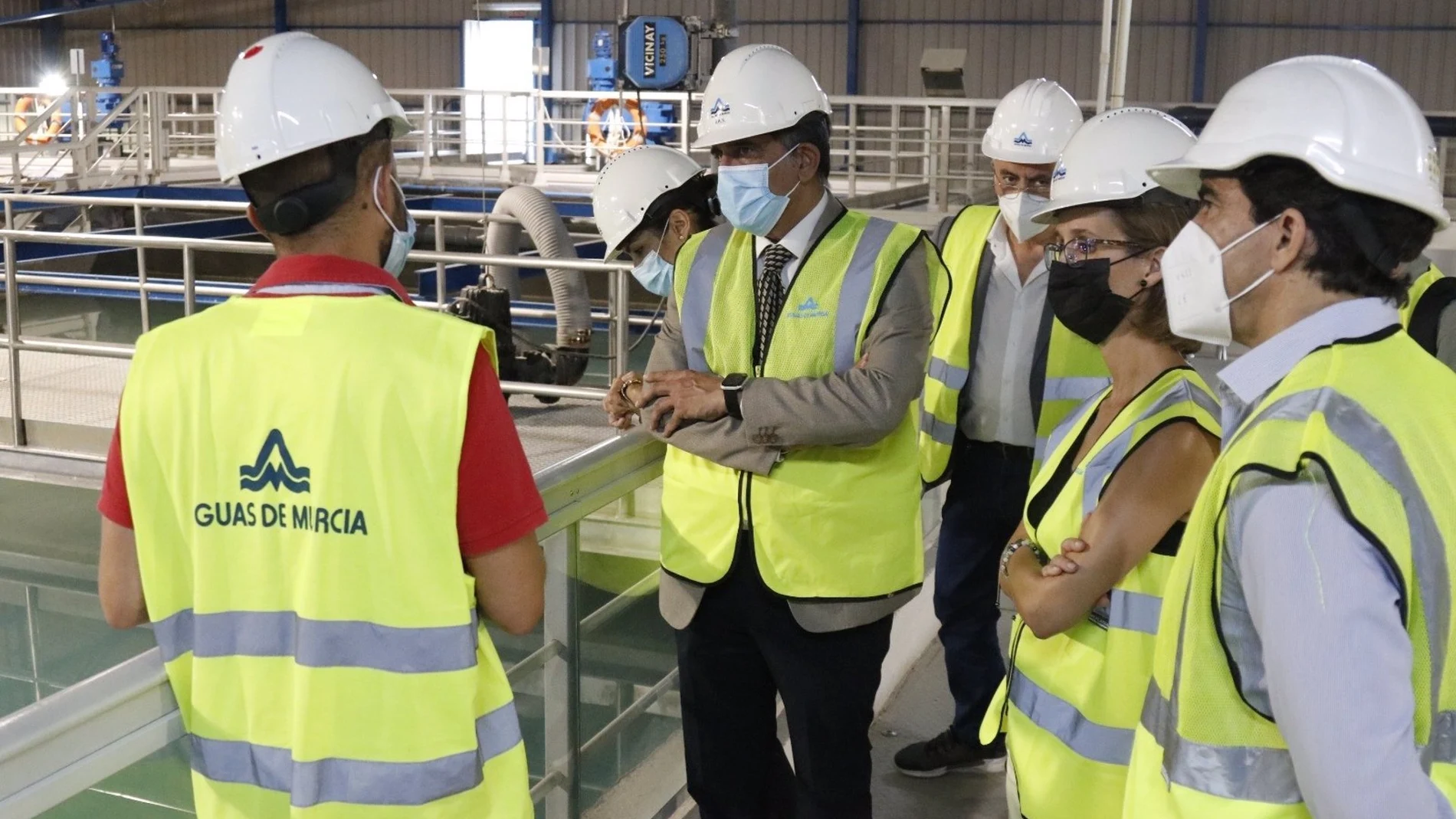 Serrano, acompañado por la gerente de Aguas de Murcia, Inmaculada Serrano y la concejala de Movilidad Sostenible y Limpieza Viaria, Carmen Fructuoso, ha visitado la Planta Potabilizadora de Aguas de Murcia de La Contraparada