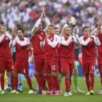Los jugadores daneses aplauden a la afición al inicio del partido contra Inglaterra