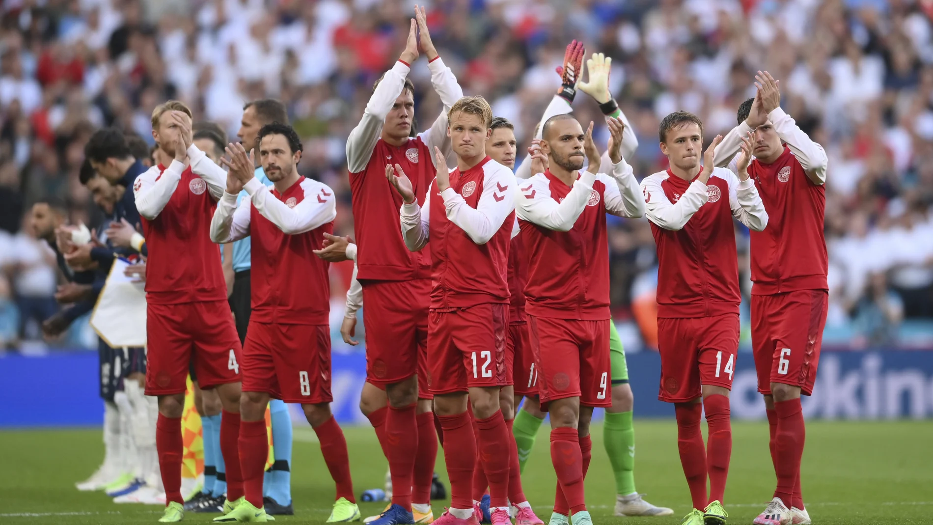Los jugadores daneses aplauden a la afición al inicio del partido contra Inglaterra