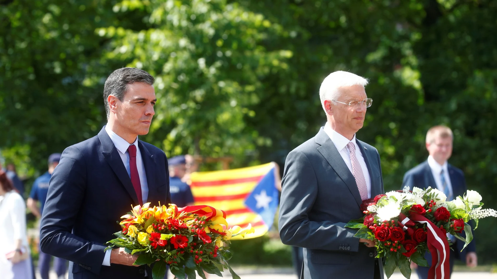 Pedro Sánchez y el primer ministro letón, Krisjanis Karins, durante la ofrenda floral en la que exhibieron una estelada
