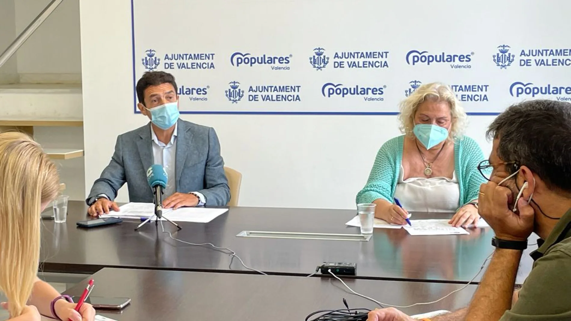 Los concejales del PP, Carlos Mundina y Ferrer San Segundo han denunciando el nuevo "sablazo fiscal" del alcalde de Valencia, Joan Ribó, que amplía el horario y el ámbito de cobro de la ORA