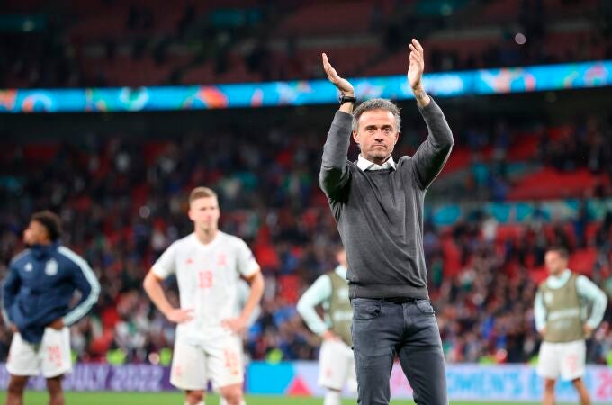 Luis Enrique aplaude a los aficionados españoles en Wembley después de perder en los penaltis contra Italia la semifinal de la Eurocopa