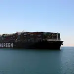 La gran embarcación de 400 metros de eslora levantó las anclas en torno a las 11.20 hora local en el Gran Lago ubicado en la parte central del canal de Suez. REUTERS
