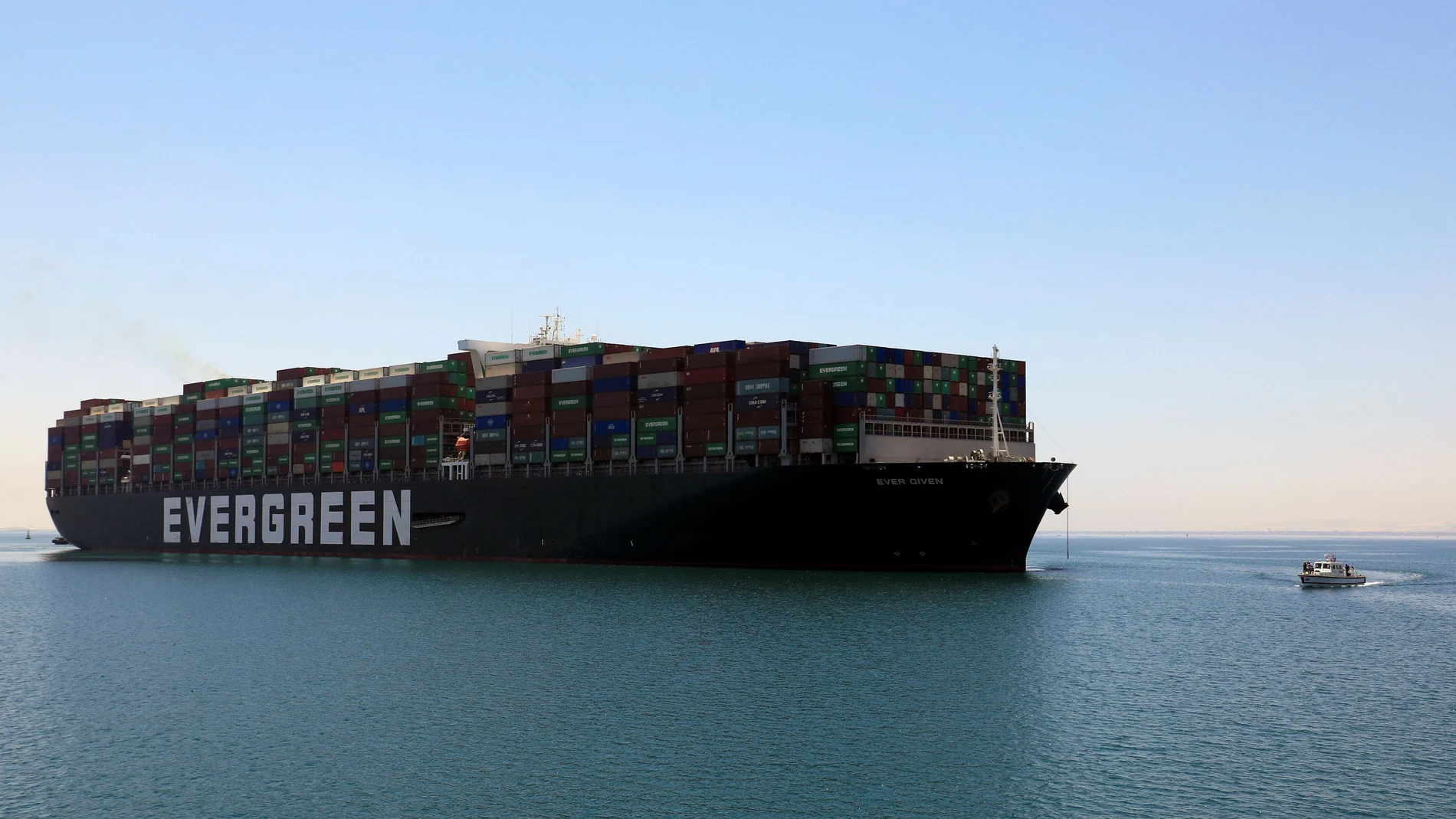 La gran embarcación de 400 metros de eslora levantó las anclas en torno a las 11.20 hora local en el Gran Lago ubicado en la parte central del canal de Suez. REUTERS
