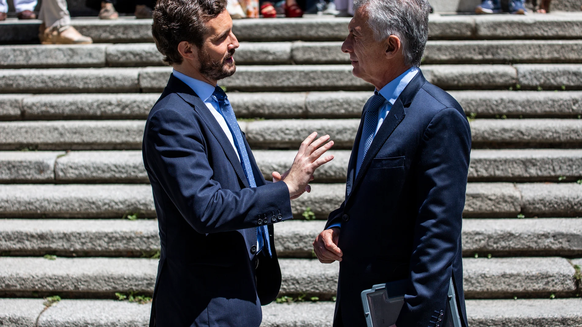 El presidente del Partido Popular, Pablo Casado, y el ex presidente de Argentina, Mauricio Macri, conversan tras finalizar la clausura de las jornadas "España, Europa y liberta" en El Escorial (Madrid)