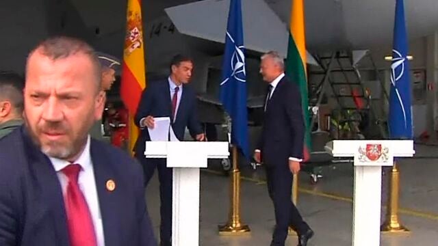 Captura de video del presidente del Gobierno, Pedro Sánchez (2d), y del presidente de Lituania, Gitanas Nauseda (d), mientras abandonan el lugar tras interrumpirse la comparecencia de ambos