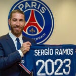 Sergio Ramos posa con la camiseta del PSG.