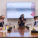 El presidente de la Generalitat, Ximo Puig (1i); el vicepresidente segundo y conseller de Vivienda y Arquitectura Bioclimática, Rubén Martínez Dalmau (2i); la consellera de Sanidad, Ana Barceló (1d) y la consellera de Justicia, Interior y Administración Pública, Gabriela Bravo (2d), en la reunión de la Mesa Interdepartamental