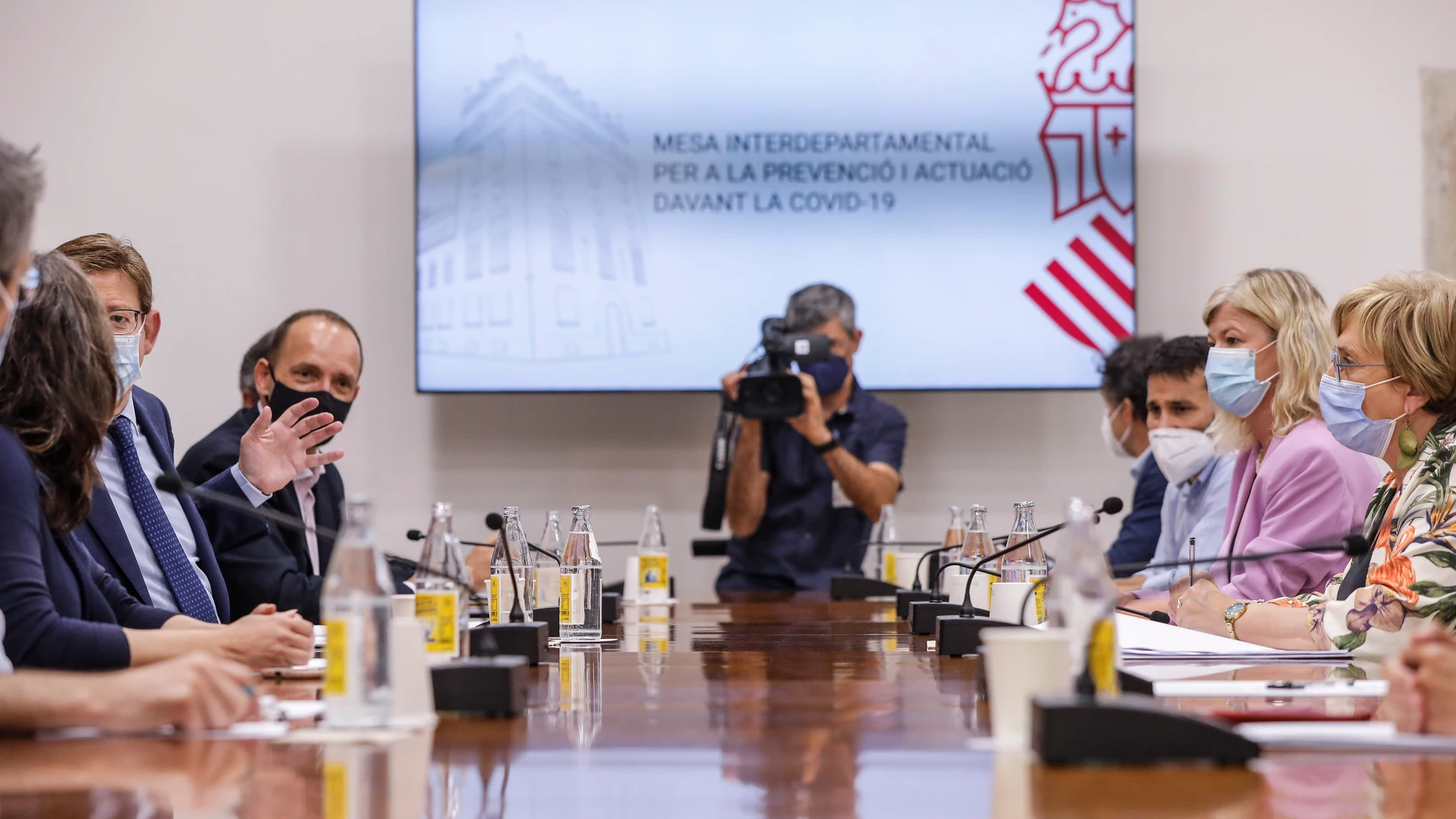 El presidente de la Generalitat, Ximo Puig (1i); el vicepresidente segundo y conseller de Vivienda y Arquitectura Bioclimática, Rubén Martínez Dalmau (2i); la consellera de Sanidad, Ana Barceló (1d) y la consellera de Justicia, Interior y Administración Pública, Gabriela Bravo (2d), en la reunión de la Mesa Interdepartamental