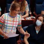 La diputada de Más Madrid Mónica García (i) interviene en el pleno en la Asamblea de Madrid, este jueves