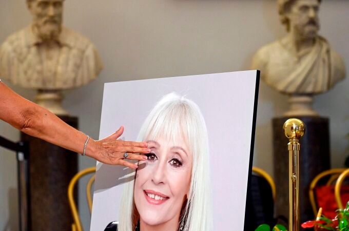 Fans y seguidores lloran la muerte de Raffaella Carrà