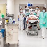 Profesionales sanitarios, en una imagen de archivo, realizan su trabajo en el Hospital Vall d'Hebron