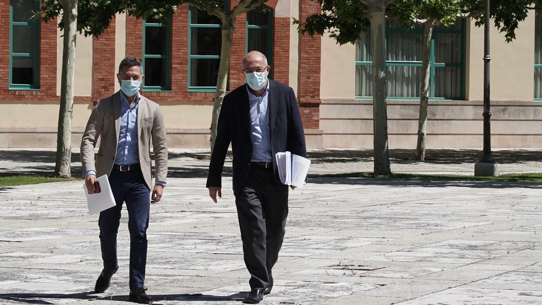 El vicepresidente Francisco Igea junto al director de Comunicación de la Junta, Julio López, antes de explicar los acuerdos del Consejo de Gobierno