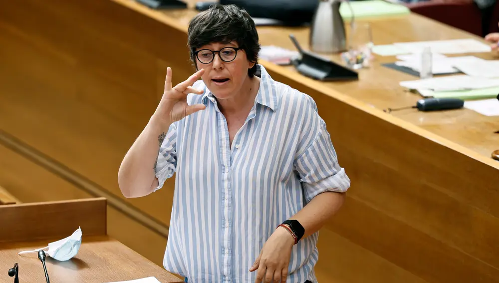 La portavoz de Unides Podem, Pilar Lima, interviene en una sesión de control en Les Corts