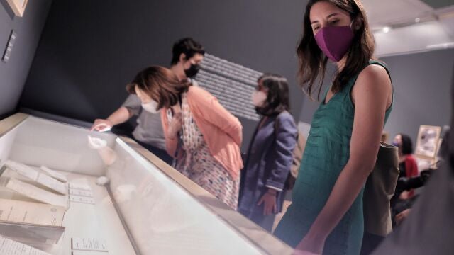 La ministra de Igualdad, Irene Montero, durante su visita a la exposición 'Emilia Pardo Bazán. El reto de la modernidad', en la Biblioteca Nacional de España