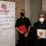 El obispo auxiliar de Valladolid, Luis Argüello, y el presidente de Cáritas de Castilla y León, Antonio Martín de Lera, presentan la Memoria Regional2020