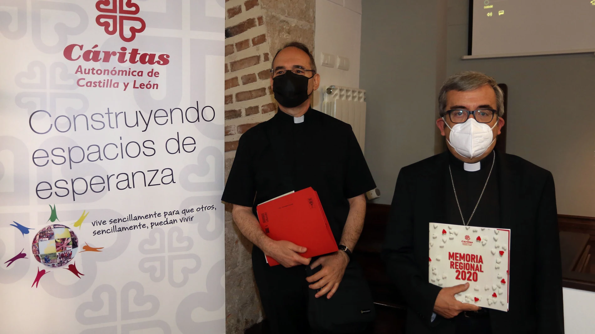 El obispo auxiliar de Valladolid, Luis Argüello, y el presidente de Cáritas de Castilla y León, Antonio Martín de Lera, presentan la Memoria Regional2020