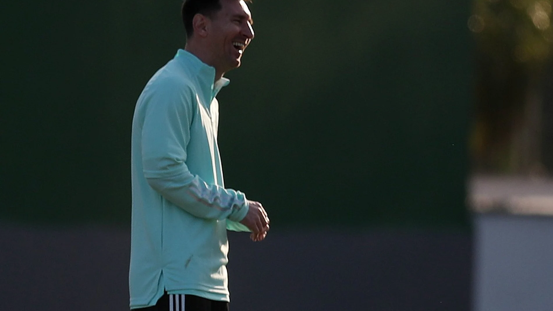 Messi sonríe durante un entrenamiento con Argentina