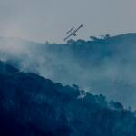 Un hidroavión hace una descarga de agua en el paraje Peñas Blancas de la localidad malagueña de Jubrique