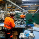 Trabajadores en la factoría de Talgo de Las Rozas (Madrid)