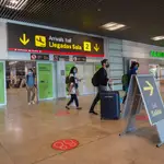 Pasajeros llegan al Aeropuerto Adolfo-Suárez Madrid Barajas