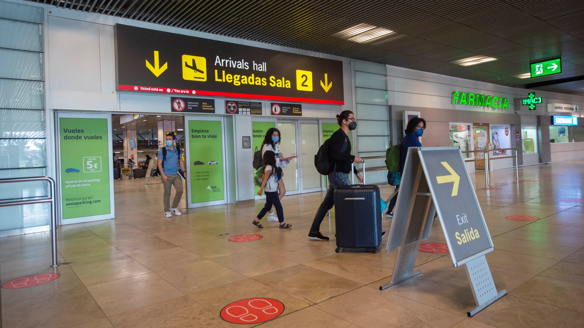 Pasajeros llegan al Aeropuerto Adolfo-Suárez Madrid Barajas