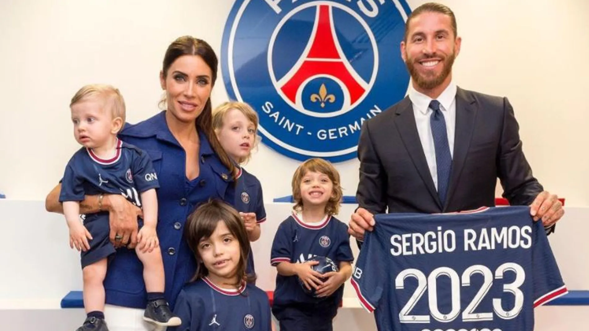 Sergio Ramos, junto a su familia, en la presentación de su nuevo equipo, el PSG