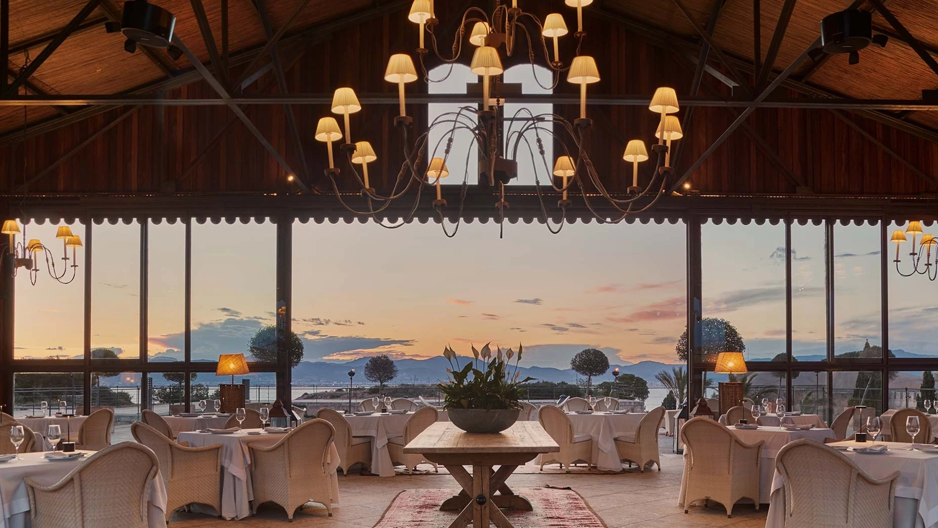 El comedor de La Fortaleza, en Cap Rocat, con impresionantes vistas a la bahía de Palma.