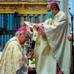 El nuncio de Su Santidad en España, monseñor Bernardito Auza (d), ha impuesto al arzobispo de Burgos, Mario Iceta (i), el palio arzobispal, un distintivo que portan los arzobispos y que es símbolo de la comunión de estos con el Papa