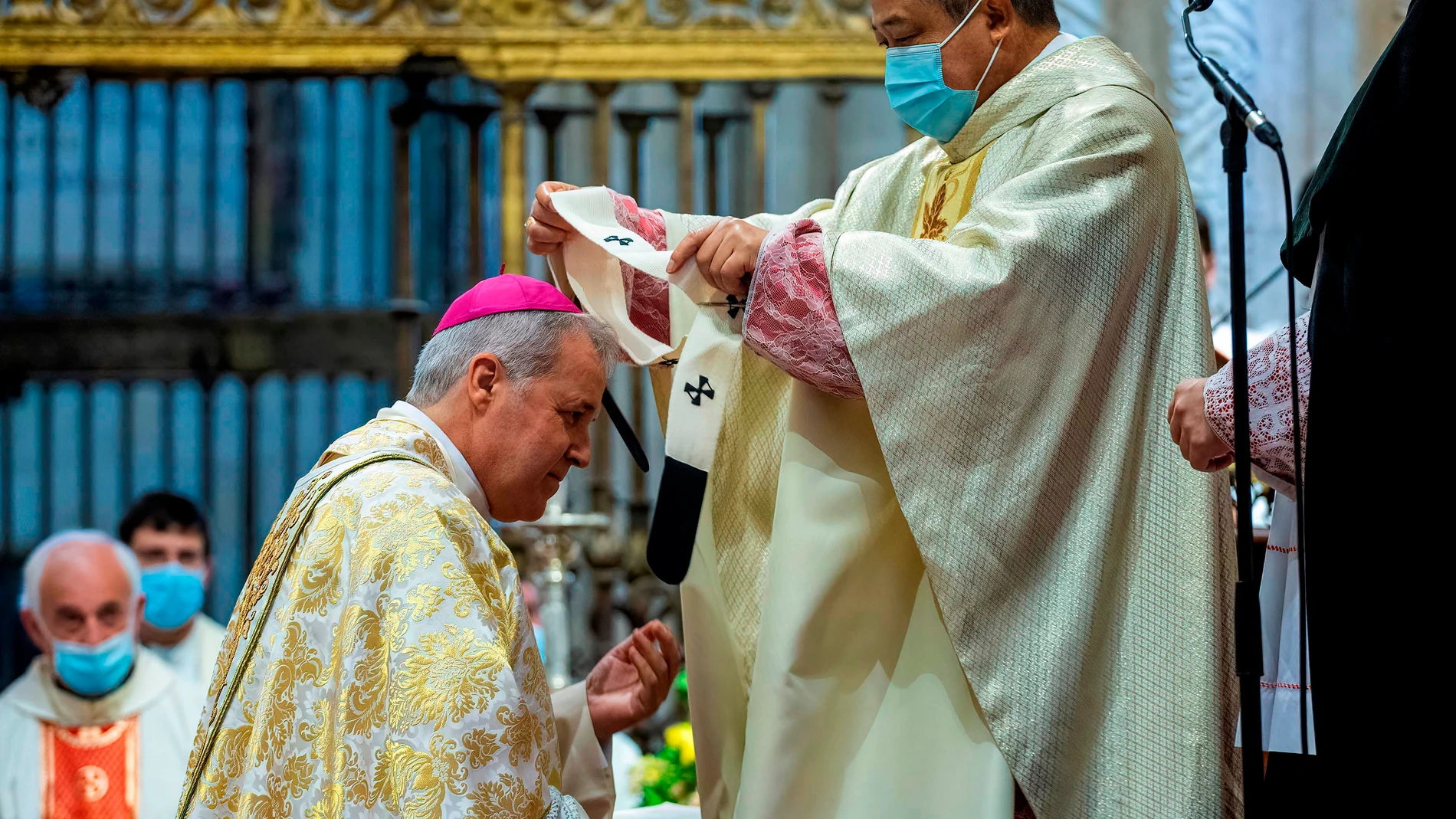 El nuncio de Su Santidad en España, monseñor Bernardito Auza (d), ha impuesto al arzobispo de Burgos, Mario Iceta (i), el palio arzobispal, un distintivo que portan los arzobispos y que es símbolo de la comunión de estos con el Papa