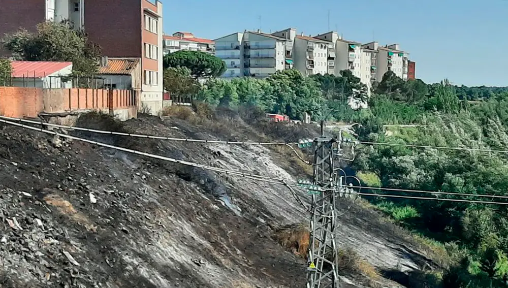 Incendio declarado en la zona del puente de Los Lobos, en Arévalo (Ávila)