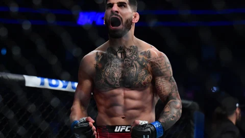 Ilia Topuria celebra su victoria contra Ryan Hall