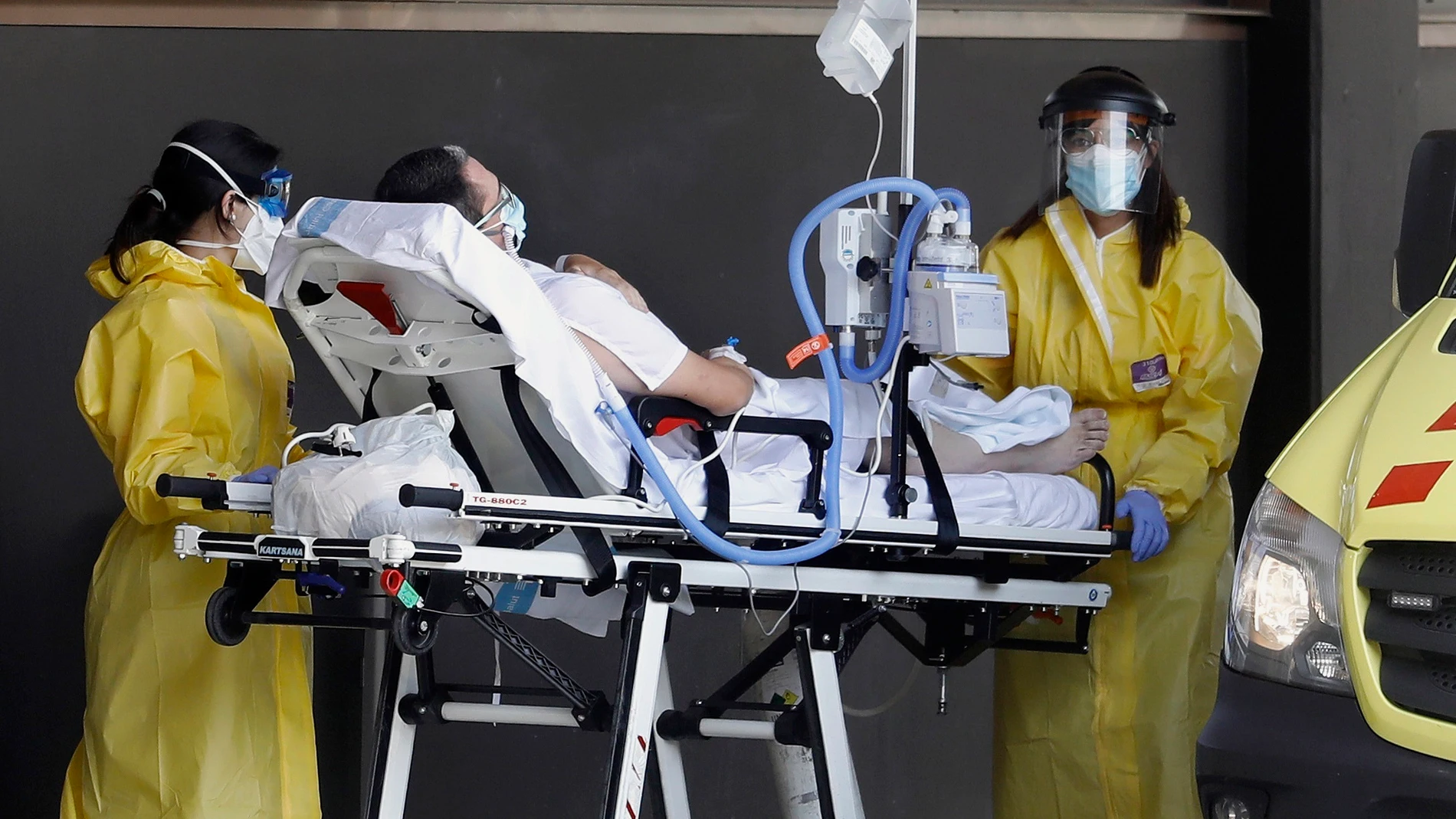 Un enfermo de covid-19 es llevado al edificio Delta del Hospital Universitario de Bellvitge de Barcelona