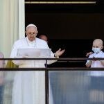 El Papa reaparece desde el hospital una semana después de su operación