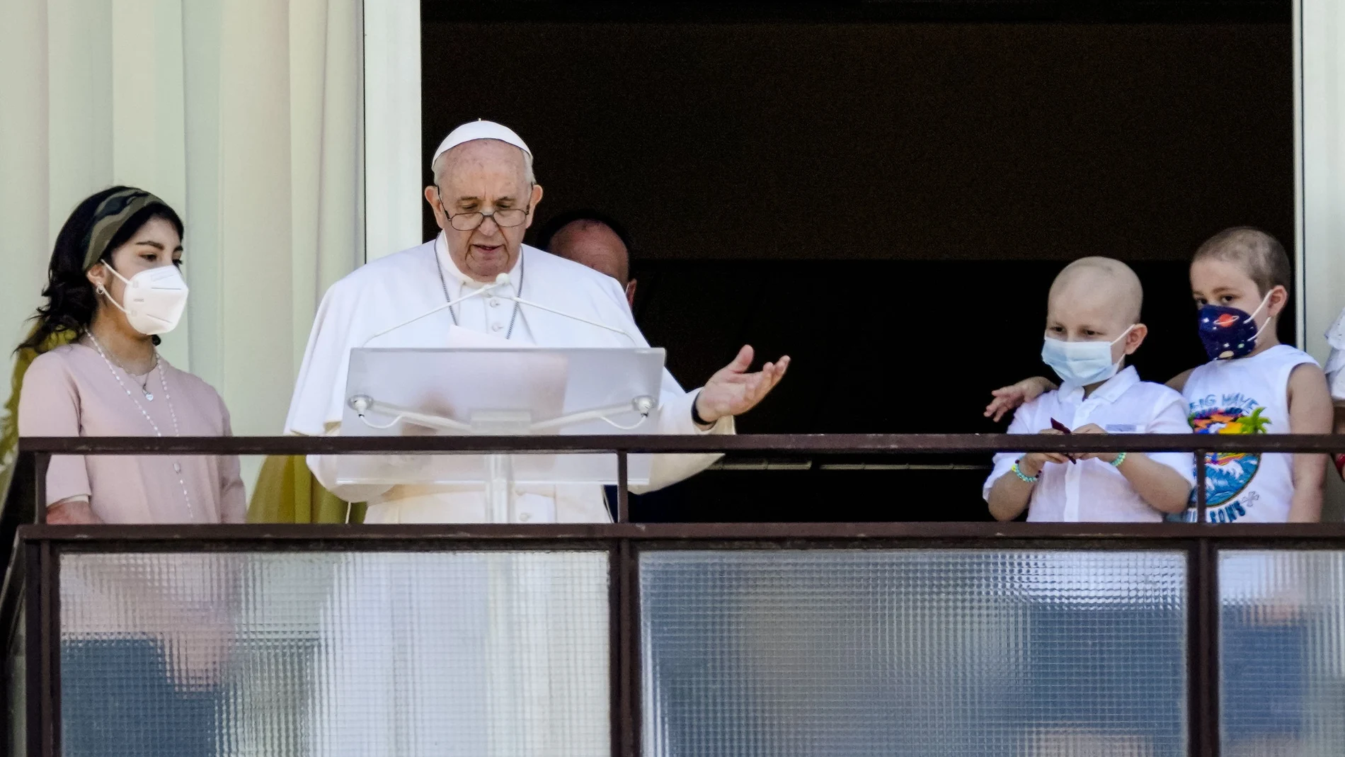 El Papa reaparece desde el hospital una semana después de su operación